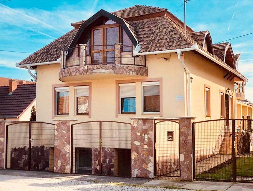 Aranylo Apartmanhaz Hajdúszoboszló Zewnętrze zdjęcie